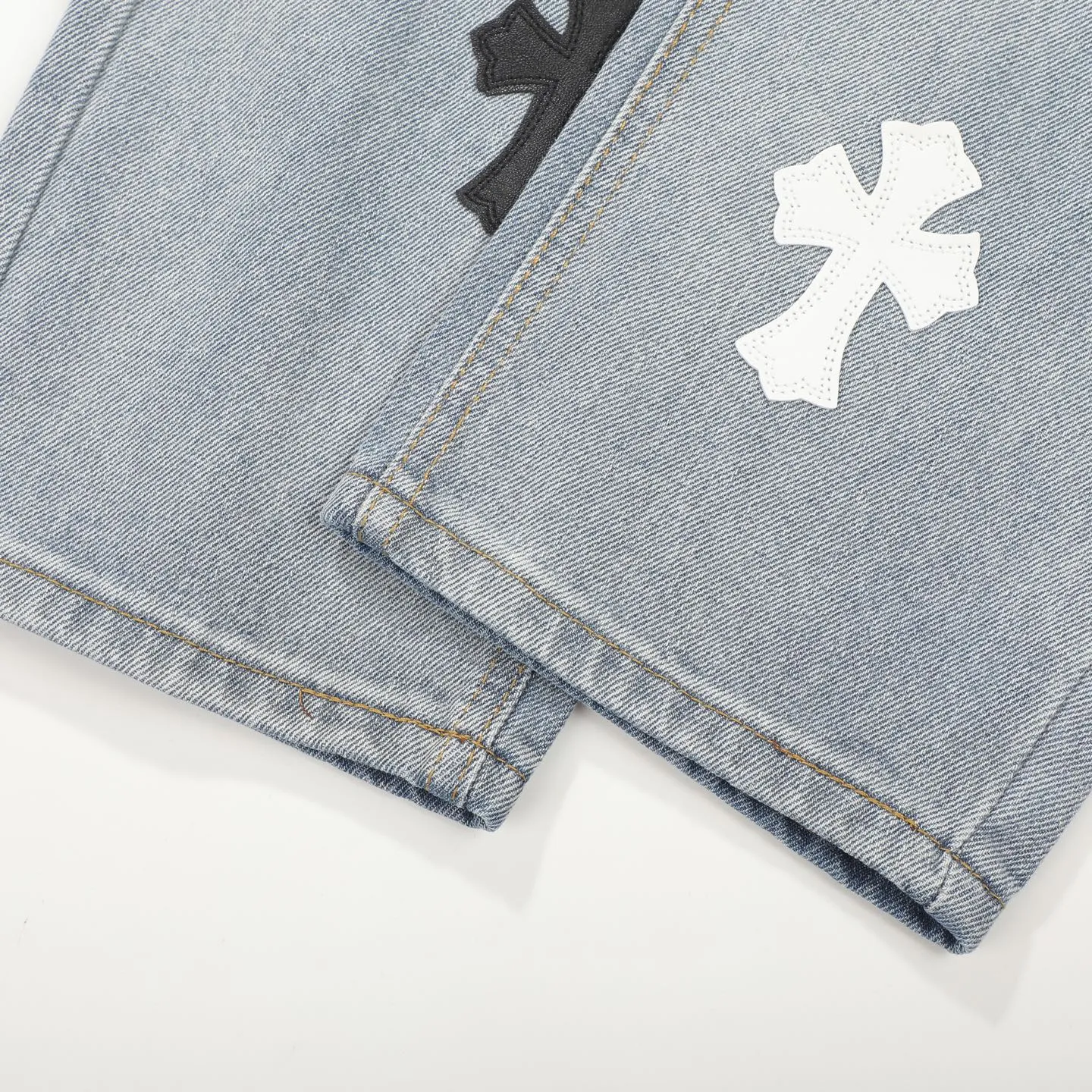 P240 Chromehearts washed blue leather jeans, ceiling-level jeans, a pair is hard to find at the counter‼ ️About Zangyin✅This is an extremely luxurious fashion brand that can also be called the aristocracy of the high street. It has always been an exclusive brand for some hipsters or rich second generations. The color of this model is already very eye-catching by using a unique washed material. It is decorated with pink patch cross flowers, which cleverly highlights the charm of the brand. Secondly, this model adopts a classic high-waist cut design, which highlights the long legs and fashionable temperament of the upper body. The brand is highly recognizable and the slim-fitting configuration is more suitable for daily wear. The personality will be fashionable and the specifications can be seen at a glance. Materials and technology ✅ Needless to say, this point goes without saying. As an excellent craftsman brand, Zangyin's requirements for details and craftsmanship are really perfect. The washed color of this model has gone through a lot of processes, not to mention the embellishment of the denim appliqués. It is also purely handmade and sewn. Just like what they believe in, only handmade things have soul and have the meaning of wearing. A top-notch heavy-duty fashionable denim item, recommended by both hands‼ ️ Size: 28/30/32/34/36 Waist: 69/74/79/84/89 Pants length: 102/103/104/105/106